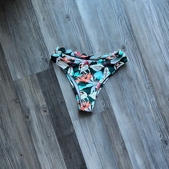 Cupshe Scalloped Floral Bikini Swimsuit Set - Picture 6 of 8